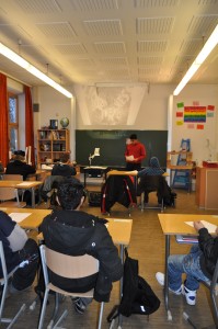 Ein Schüler aus der Klasse 6 hält ein Referat.